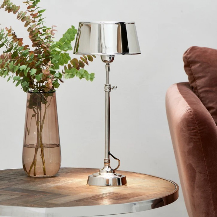 Hampton lamp including oval shade
