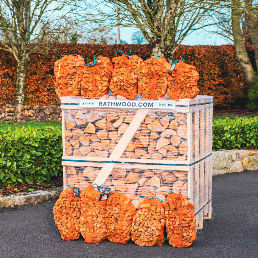 Hardwood Firewood 1.5m³ 600kg Kiln Dried Logs Pallet with 10 bags of