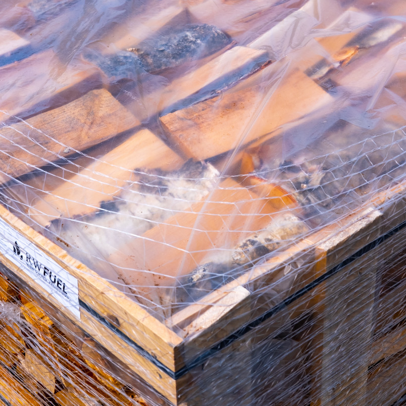 Hardwood Firewood 1.5m³ 600kg Kiln Dried Logs Pallet with 10 bags of